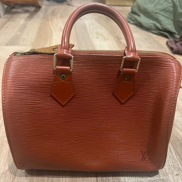 Louis Vuitton - Picture 1 of 5